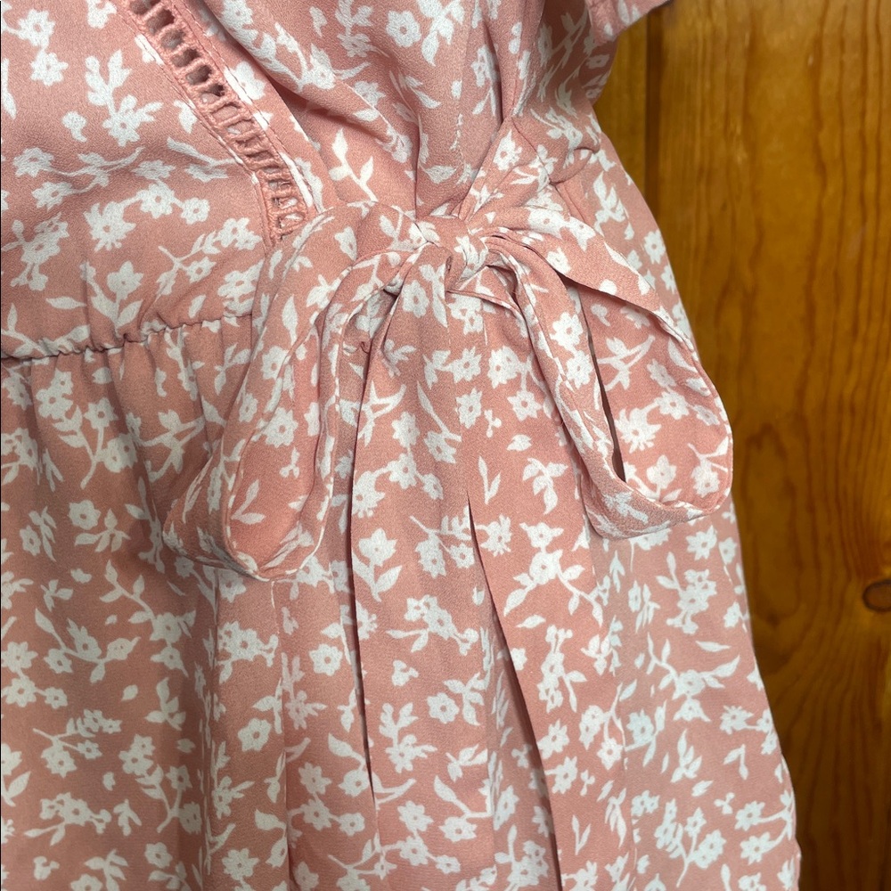 Sienna Sky Blush Floral top size small flowy floral top v-neck layover top - Picture 5 of 7